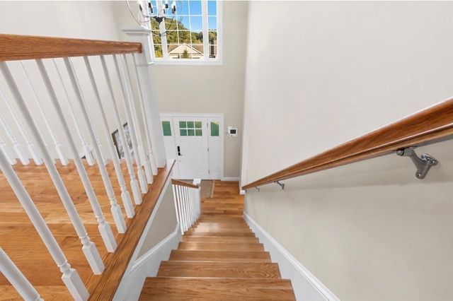 8 Lannister Ln, Seekonk, MA 02771