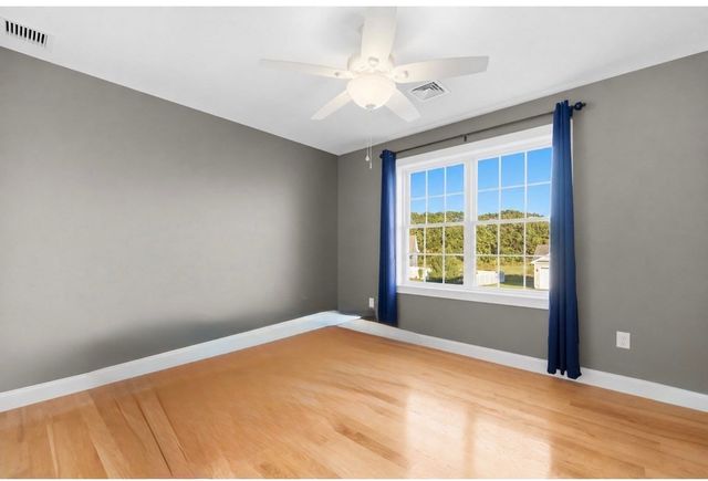 8 Lannister Ln, Seekonk, MA 02771
