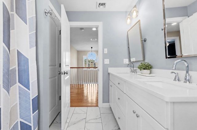 8 Lannister Ln, Seekonk, MA 02771