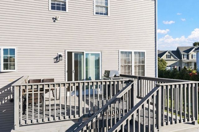 8 Lannister Ln, Seekonk, MA 02771