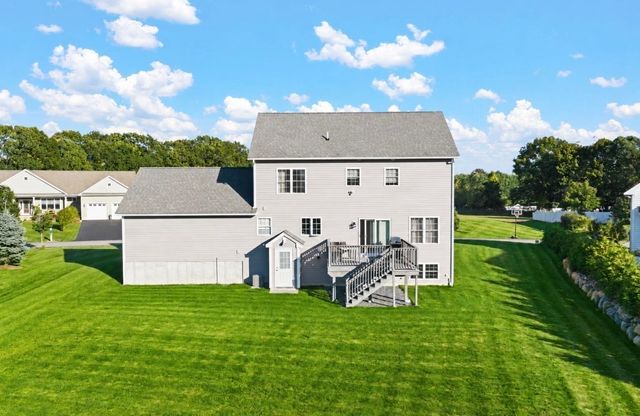 8 Lannister Ln, Seekonk, MA 02771