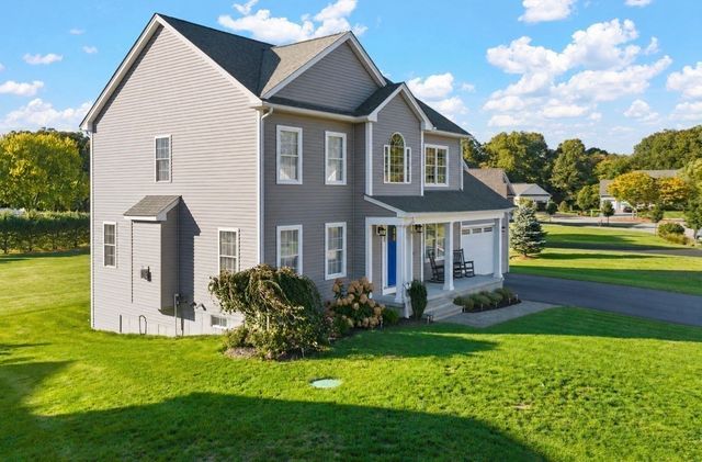 8 Lannister Ln, Seekonk, MA 02771