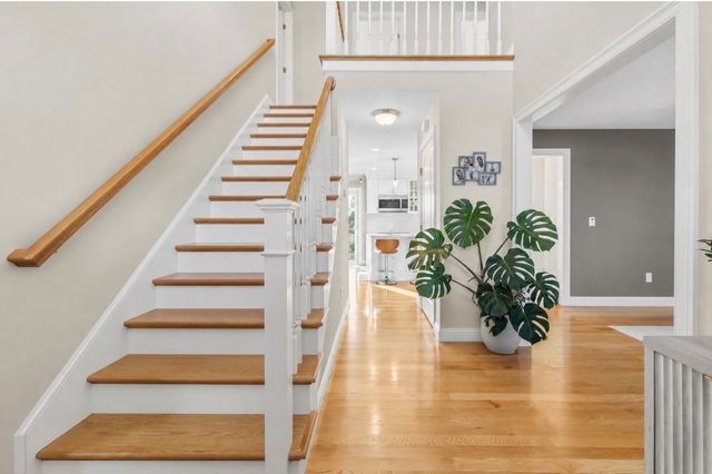 8 Lannister Ln, Seekonk, MA 02771