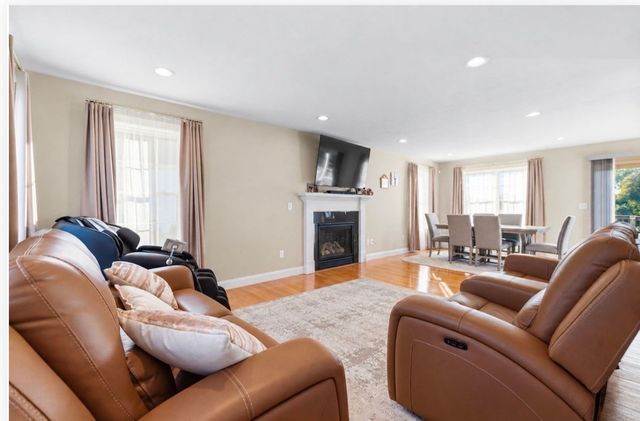 8 Lannister Ln, Seekonk, MA 02771