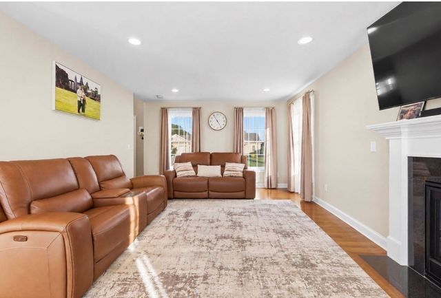 8 Lannister Ln, Seekonk, MA 02771