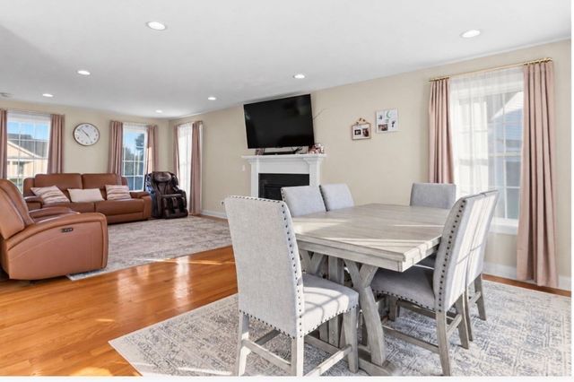 8 Lannister Ln, Seekonk, MA 02771