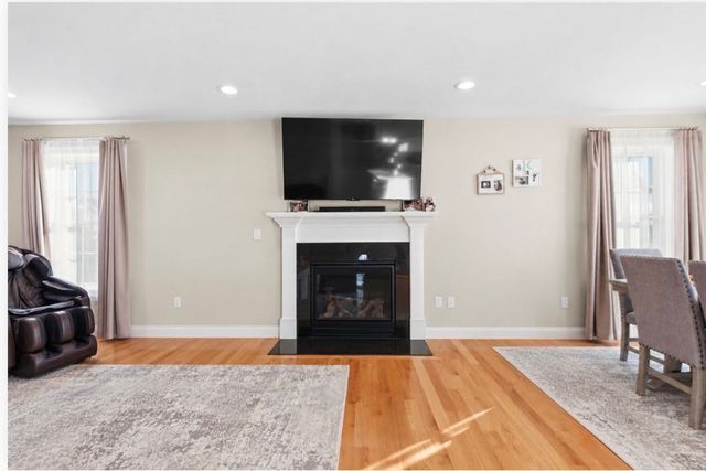 8 Lannister Ln, Seekonk, MA 02771
