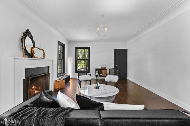 276 Lewiston Road, Grosse Pointe Farms, MI 48236