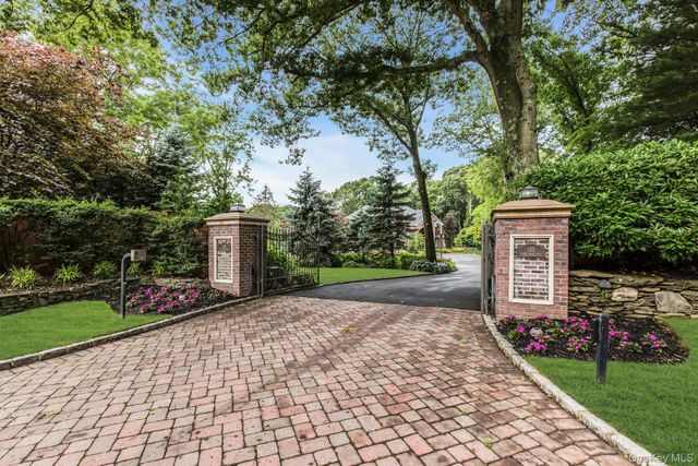 135 Round Swamp Road, Huntington, NY 11743