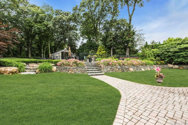 135 Round Swamp Road, Huntington, NY 11743