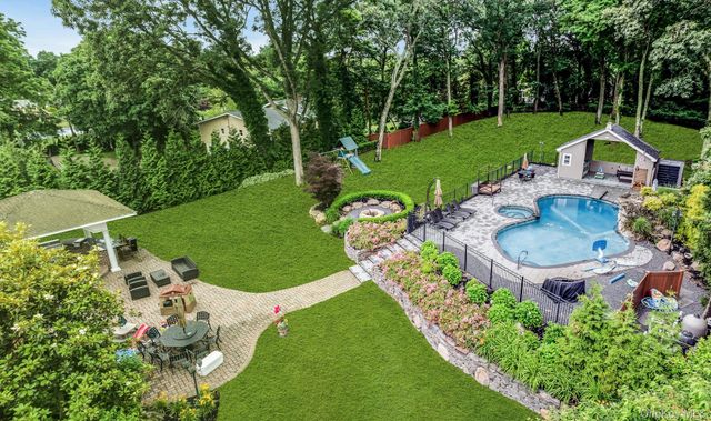 135 Round Swamp Road, Huntington, NY 11743
