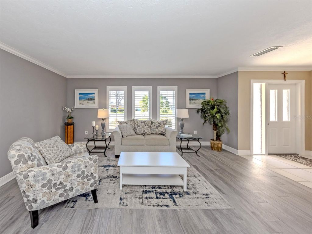 Image 4 of property listing at 1832 IRONWOOD COURT, Venice, FL 34293