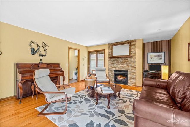 933 Stanton Drive, Naperville, IL 60540