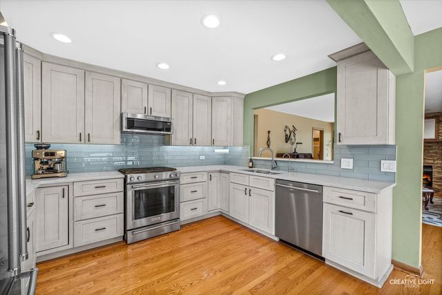 933 Stanton Drive, Naperville, IL 60540