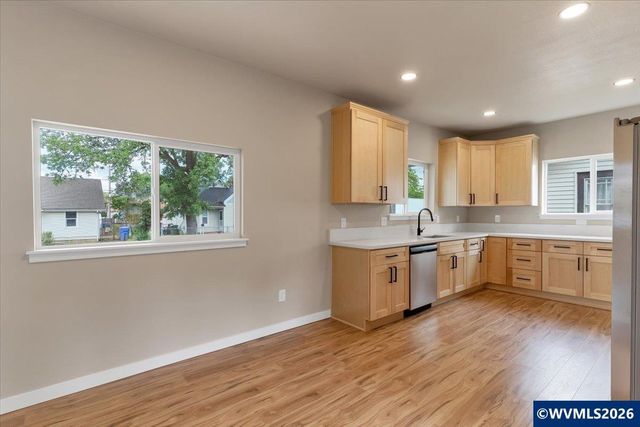 494 17th St SE, Salem, OR 97301