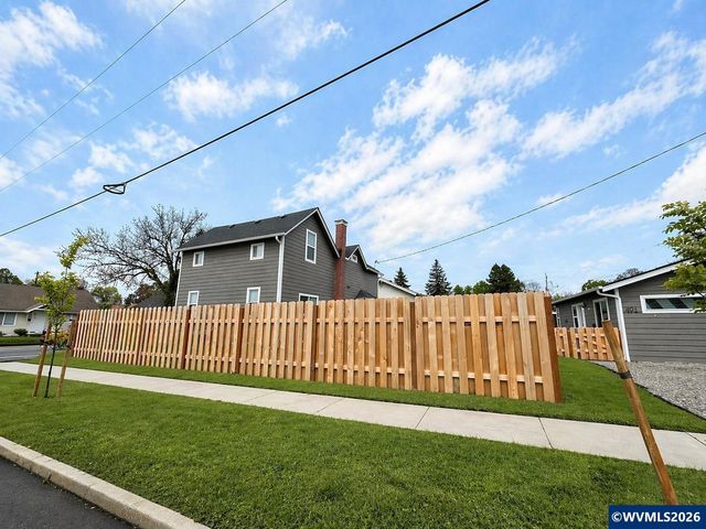 494 17th St SE, Salem, OR 97301