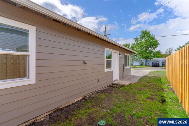 494 17th St SE, Salem, OR 97301