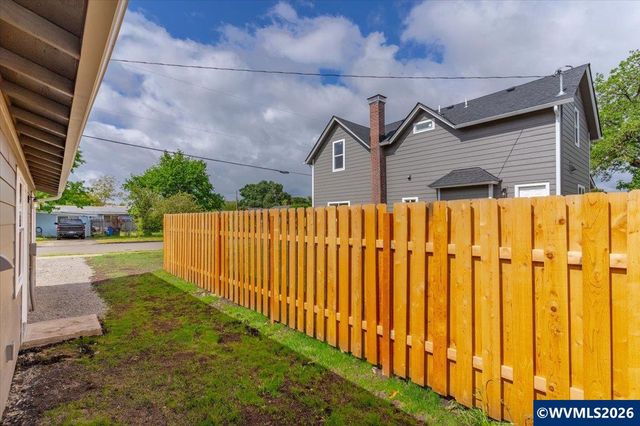 494 17th St SE, Salem, OR 97301