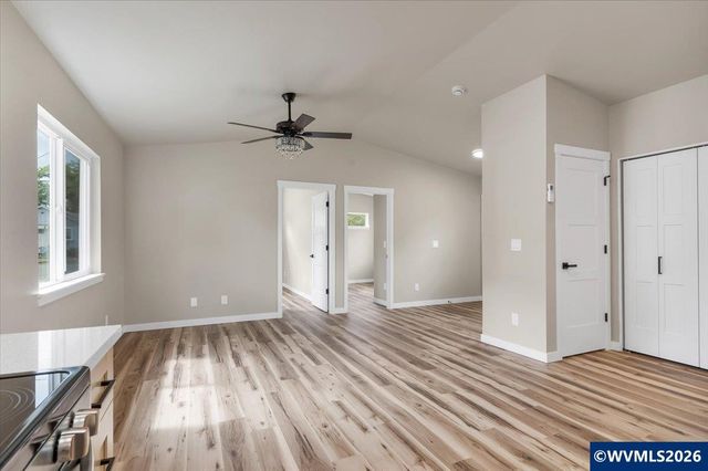 494 17th St SE, Salem, OR 97301