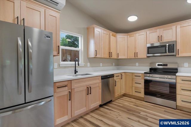 494 17th St SE, Salem, OR 97301