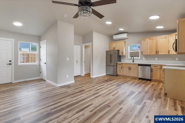 494 17th St SE, Salem, OR 97301