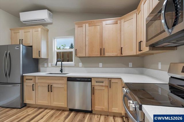 494 17th St SE, Salem, OR 97301