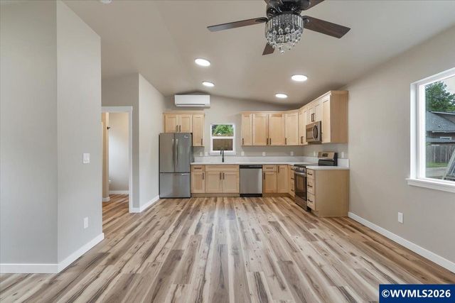 494 17th St SE, Salem, OR 97301