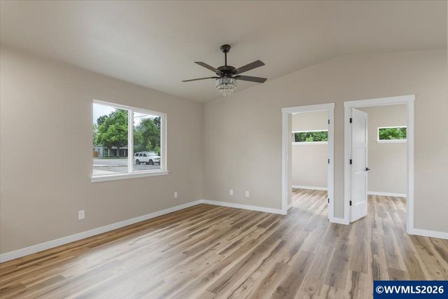 494 17th St SE, Salem, OR 97301