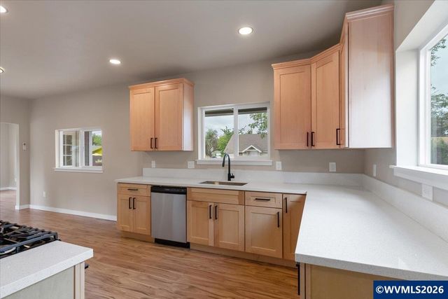 494 17th St SE, Salem, OR 97301