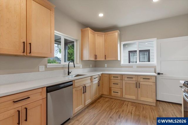 494 17th St SE, Salem, OR 97301