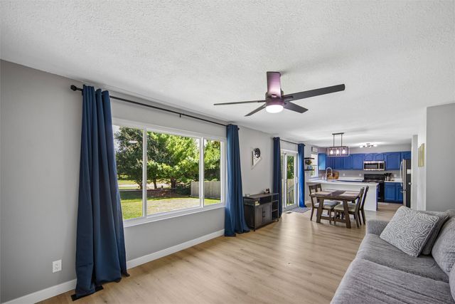 1032 S 50th Place, West Des Moines, IA 50265