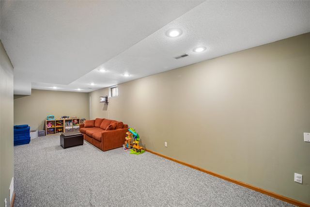 1032 S 50th Place, West Des Moines, IA 50265