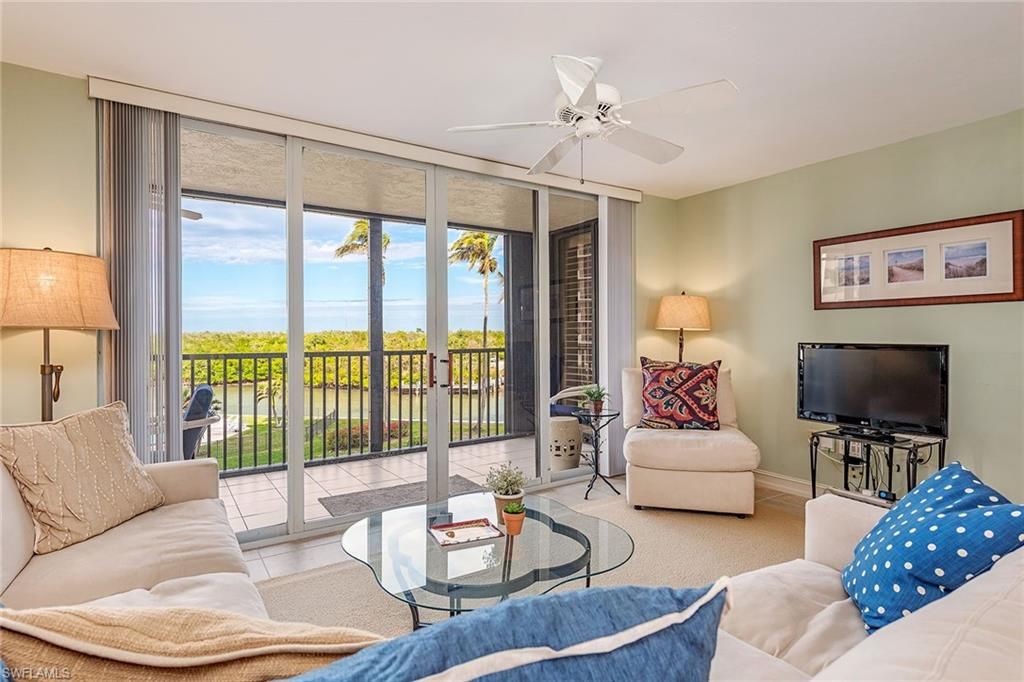 17 Bluebill AVE # 203, Naples, FL 34108