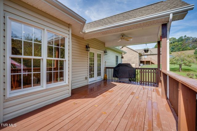 150 Fox Ridge Drive, Mount Carmel, TN 37645