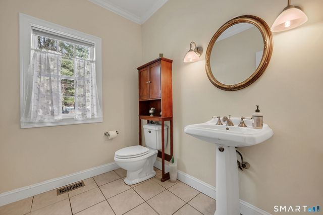 2 Ventres Way, Burlington, CT 06013