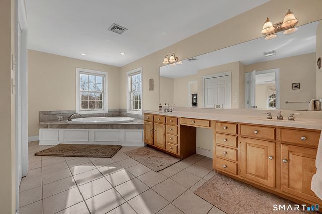 2 Ventres Way, Burlington, CT 06013