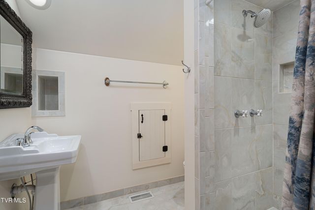 117 Toms Creek Drive, Roan Mountain, TN 37687