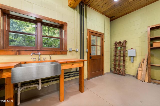 117 Toms Creek Drive, Roan Mountain, TN 37687