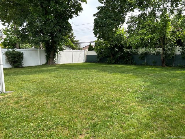33 Ava Drive, Syosset, NY 11791