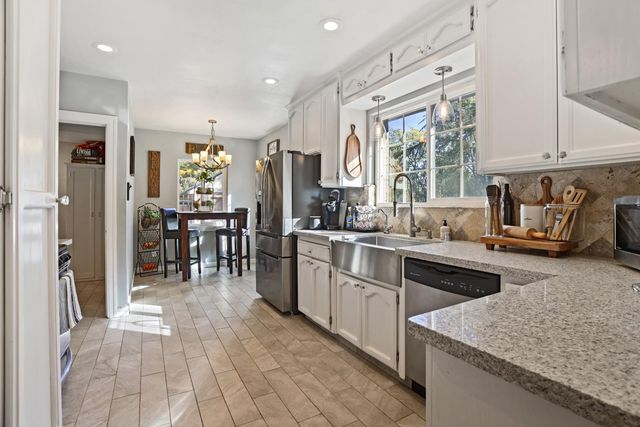 5045 E Morada Ln, Stockton, CA 95212