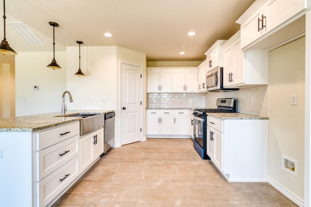 646 W Brook Hollow Road, Nixa, MO 65714