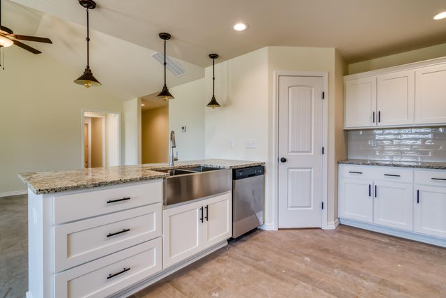 646 W Brook Hollow Road, Nixa, MO 65714