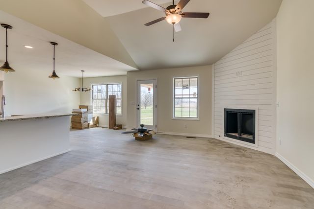 646 W Brook Hollow Road, Nixa, MO 65714