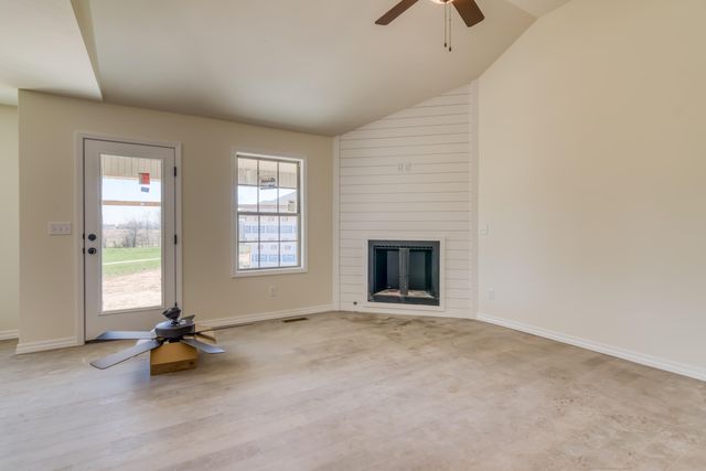 646 W Brook Hollow Road, Nixa, MO 65714