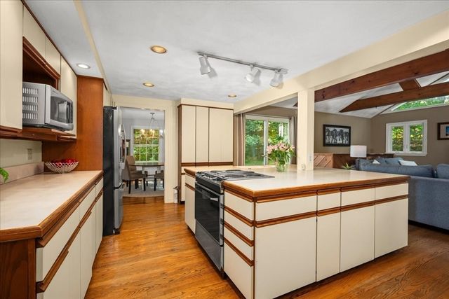 11 Hickory Rd, Southborough, MA 01772