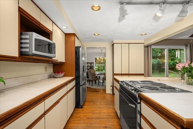11 Hickory Rd, Southborough, MA 01772
