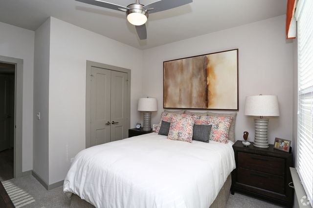 690 E Algonquin Road 3307, Schaumburg, IL 60173