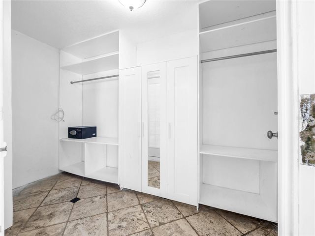3122 W CREST AVENUE, Tampa, FL 33614