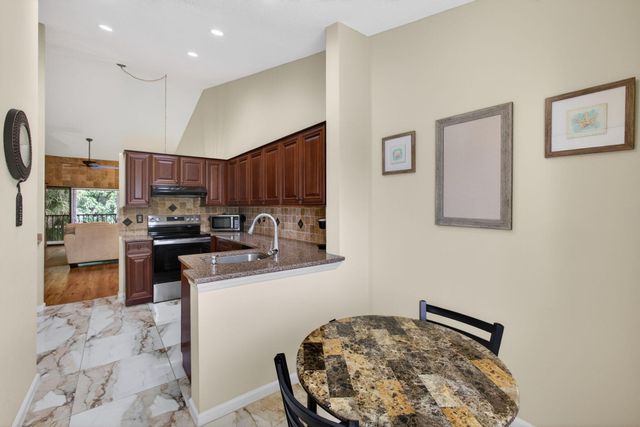 1103 Duncan Circle 202, Palm Beach Gardens, FL 33418