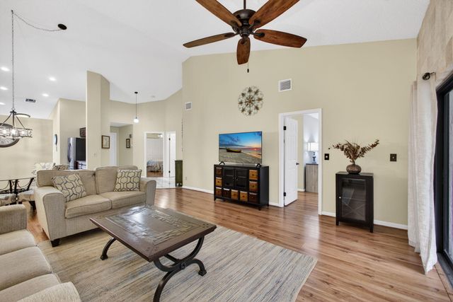 1103 Duncan Circle 202, Palm Beach Gardens, FL 33418